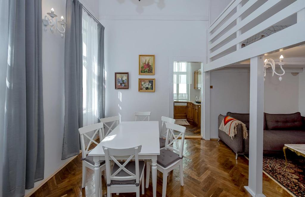 jadalnia z białym stołem i krzesłami w obiekcie Willa Konradówka (apartament Tolin) w Zakopanem