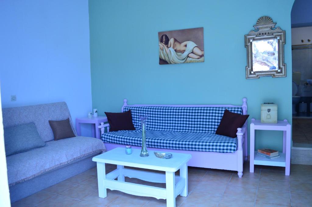 Posezení v ubytování La Casa Azul - Blue House - Το Μπλε Σπίτι