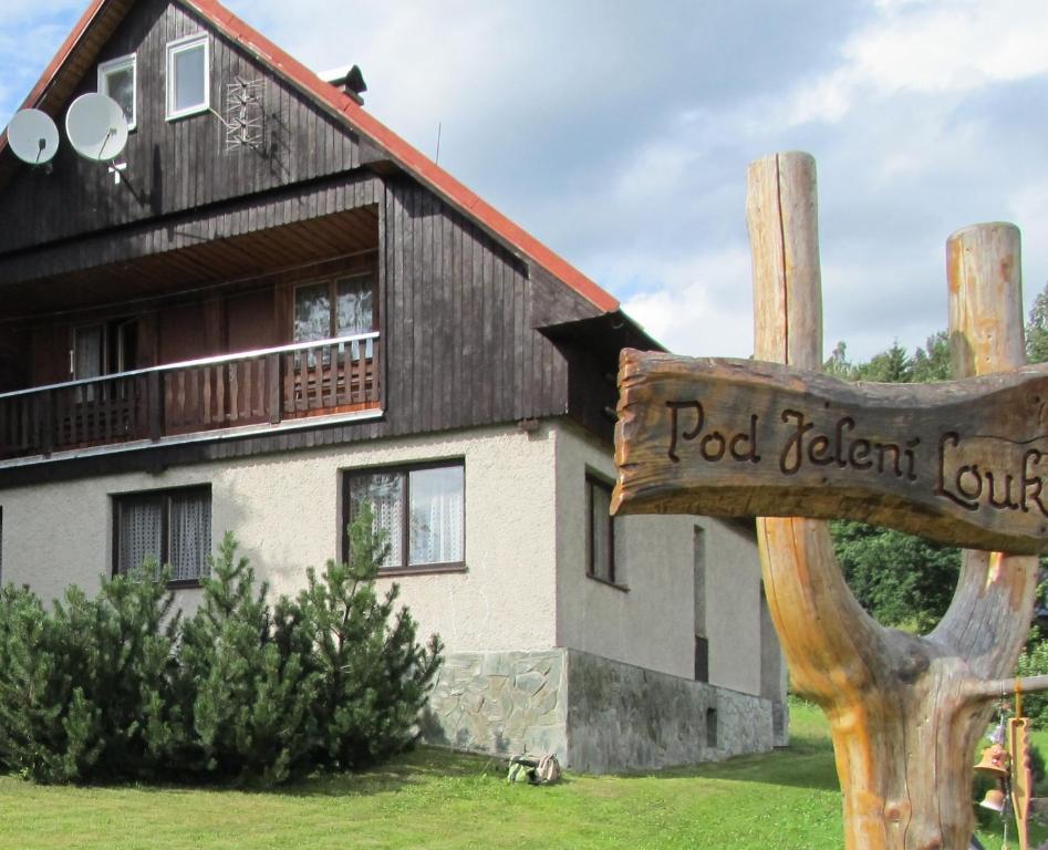 un cartello di legno di fronte a una casa di Horská chata Vlasta a Rokytnice nad Jizerou