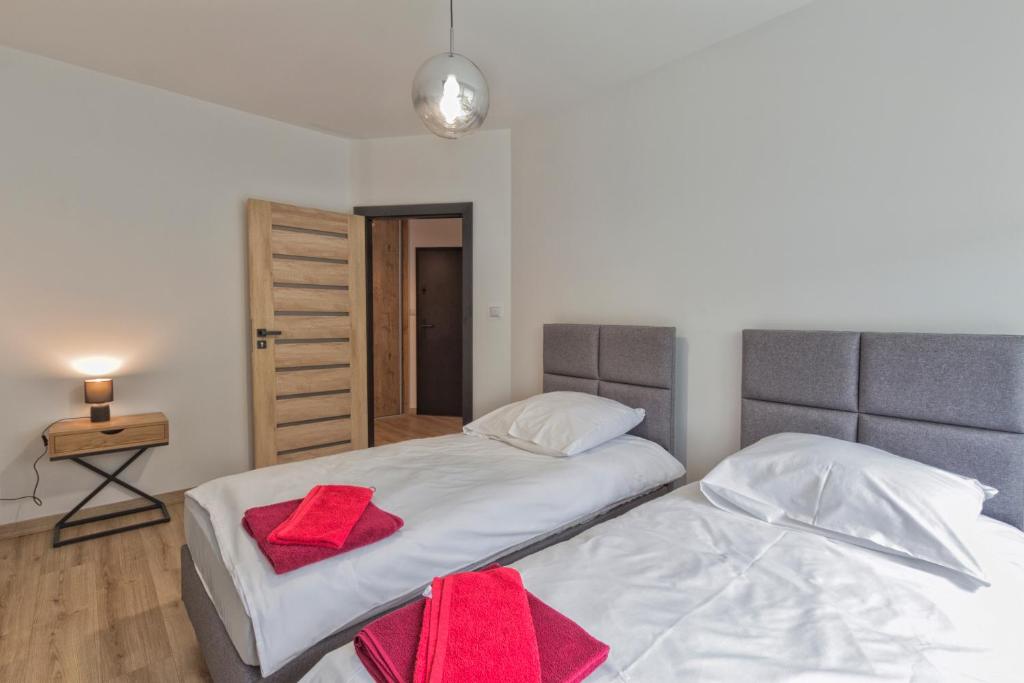 Posteľ alebo postele v izbe v ubytovaní Apartament przy jeziorze nr 2