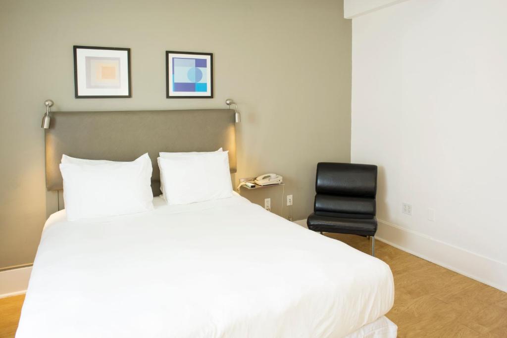Postel nebo postele na pokoji v ubytování Herbert Hotel