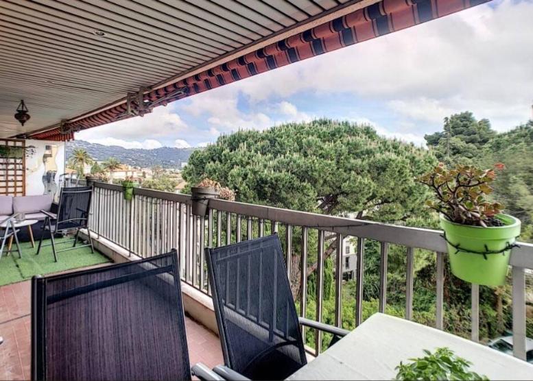 un balcon avec une table et des chaises sur un balcon dans l'établissement Cannes Vacances chez Steph, à Cannes