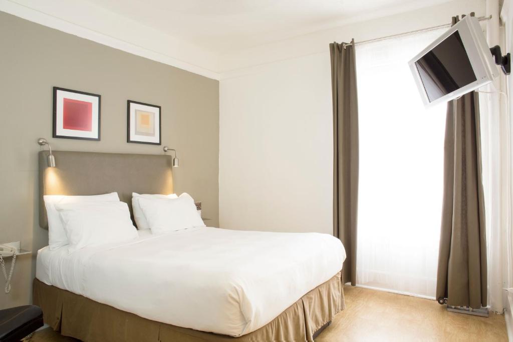 Postel nebo postele na pokoji v ubytování Herbert Hotel