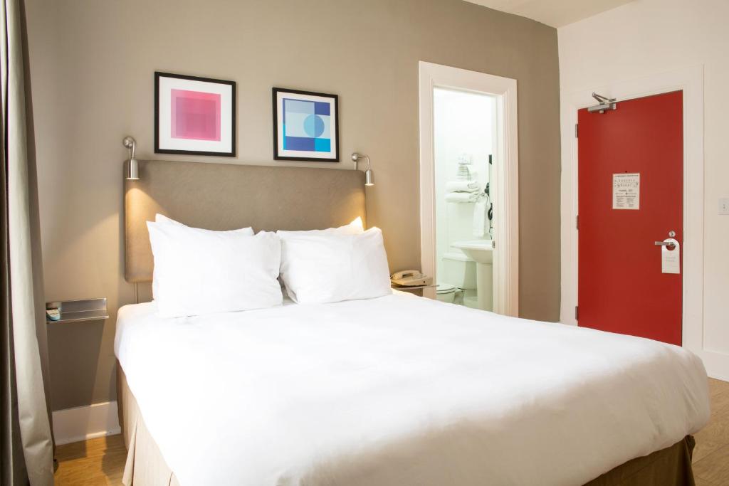 Postel nebo postele na pokoji v ubytování Herbert Hotel