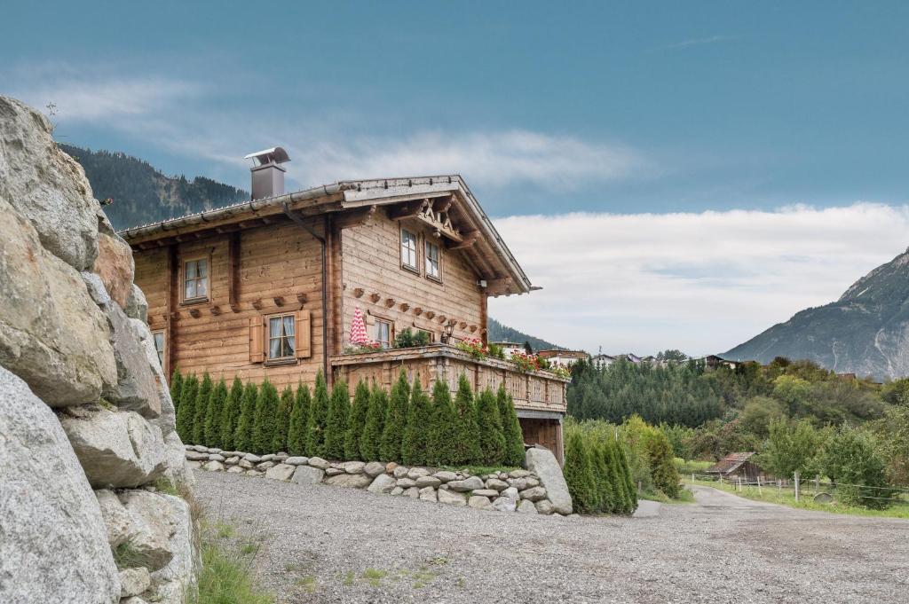 ein Holzhaus inmitten eines Berges in der Unterkunft Ötztal Chalet in Sautens