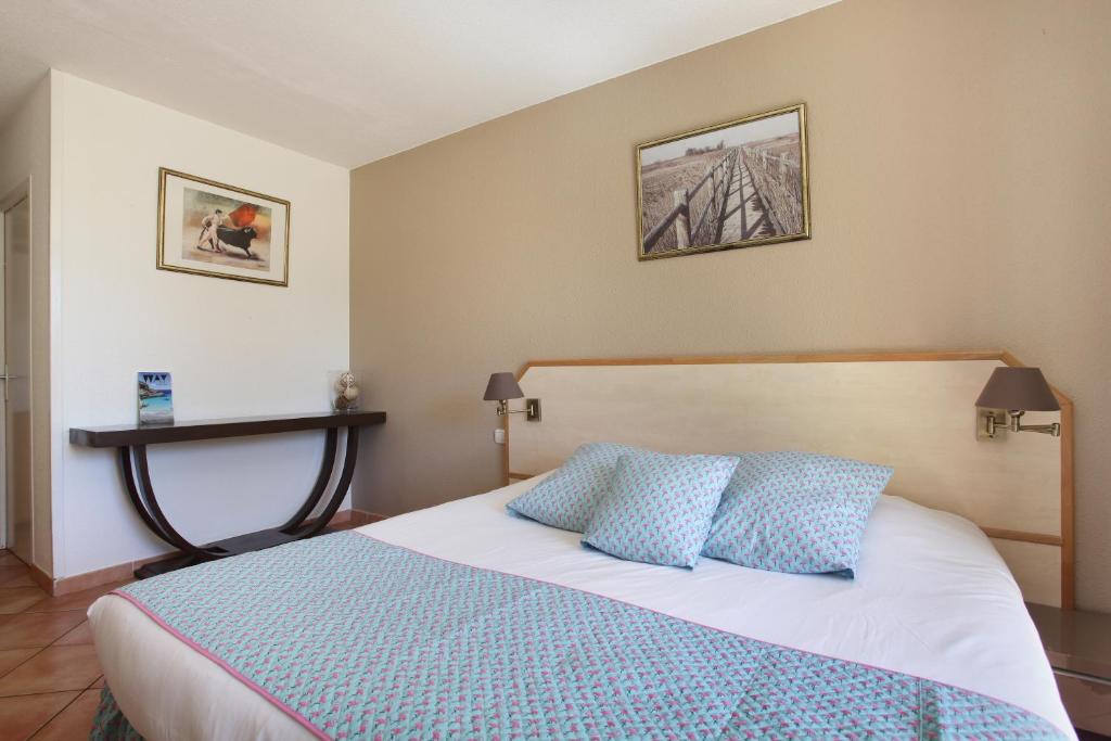 Postel nebo postele na pokoji v ubytování Logis Hôtel Le Rodin