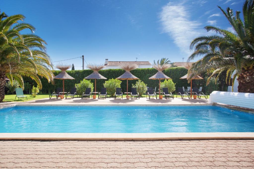 Swimmingpoolen hos eller tæt på Logis Hôtel Le Rodin