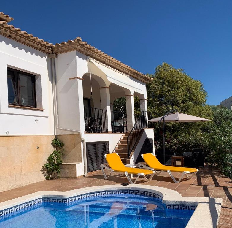 Casa con piscina, 2 sillas y sombrilla en Villa Vista Bonita with private pool, 4 bedrooms, 9 people, en Calonge