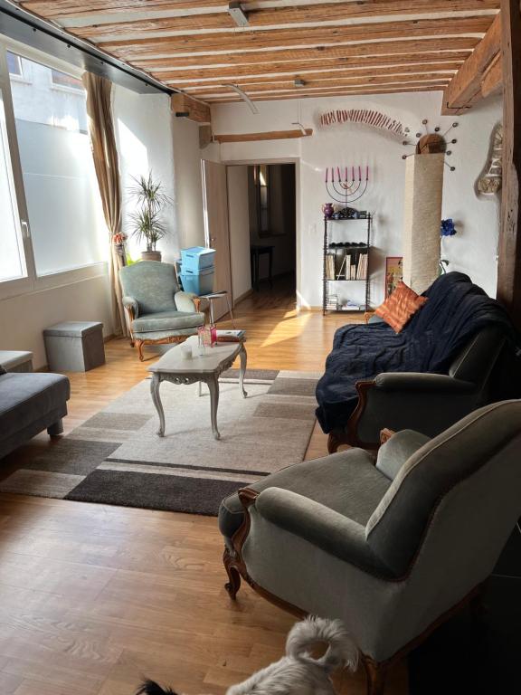 sala de estar con sofá, mesa y sala de estar en Appartement SEPHORA en La Neuveville