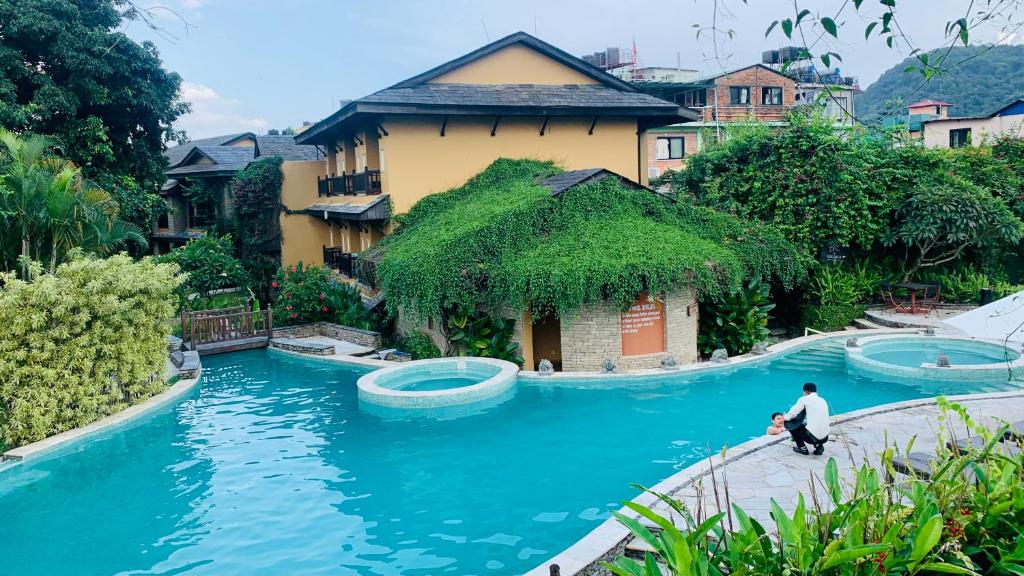 Piscina a Temple Tree Resort & Spa o a prop