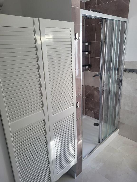 Kúpeľňa v ubytovaní POBIEROWO BALTIC Apartament Turkusowy