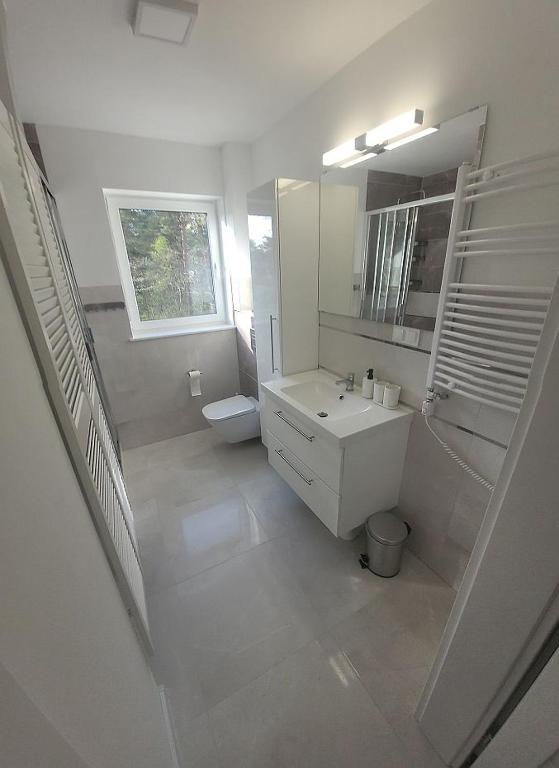 Kúpeľňa v ubytovaní POBIEROWO BALTIC Apartament Turkusowy