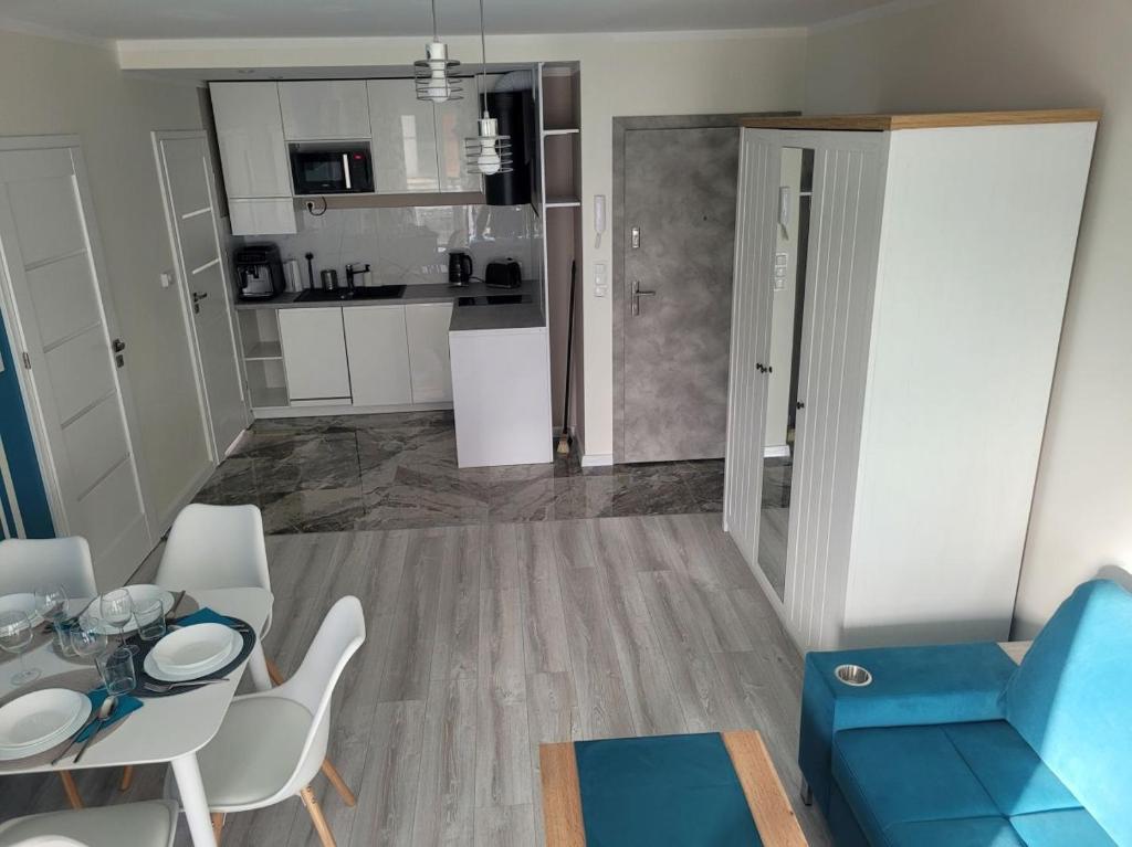Kuchyňa alebo kuchynka v ubytovaní POBIEROWO BALTIC Apartament Turkusowy