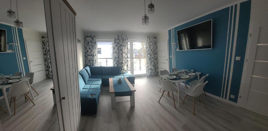 Televízia a/alebo spoločenská miestnosť v ubytovaní POBIEROWO BALTIC Apartament Turkusowy
