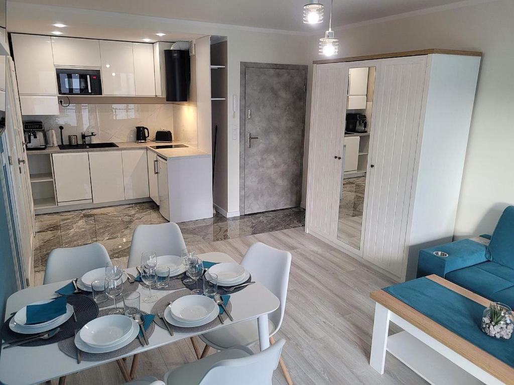 Kuchyňa alebo kuchynka v ubytovaní POBIEROWO BALTIC Apartament Turkusowy
