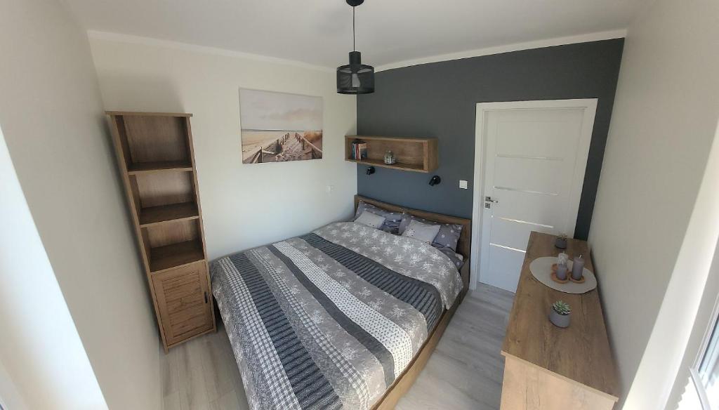 Posteľ alebo postele v izbe v ubytovaní POBIEROWO BALTIC Apartament Turkusowy
