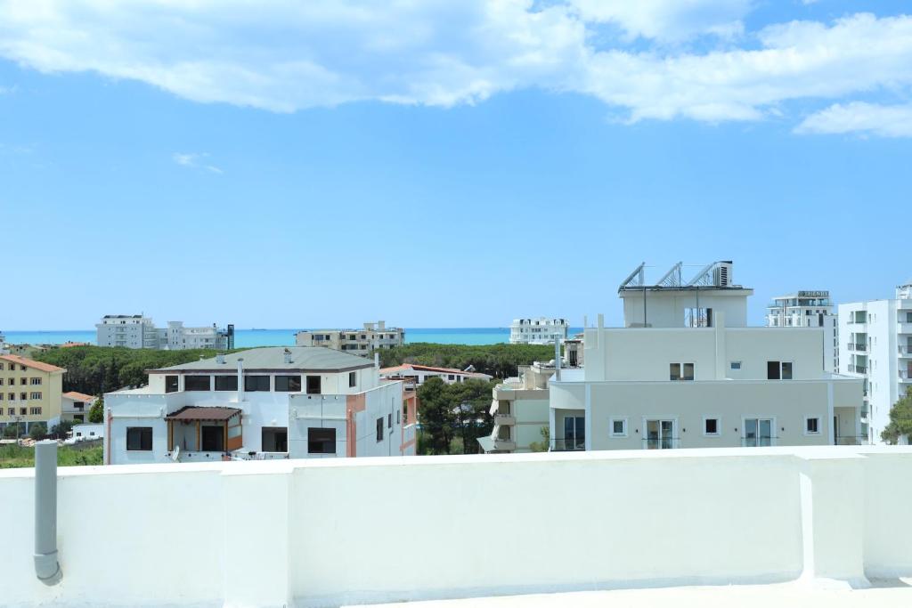 een uitzicht op de stad vanaf de top van een gebouw bij E&G apartaments in Golem