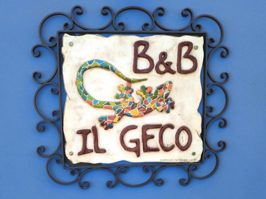 un panneau indiquant bbbla la geococo dans l'établissement Il Geco, à Salice Salentino