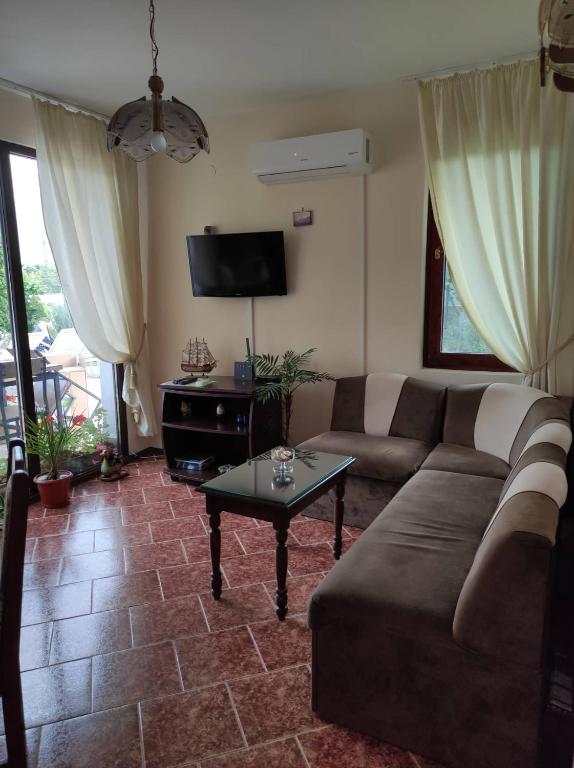 TV a/nebo společenská místnost v ubytování Guesthouse Oasis-Shabla