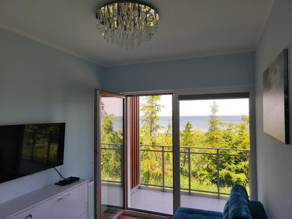 Televízia a/alebo spoločenská miestnosť v ubytovaní APARTAMENT BALTICHOFF PREMIUM with Sea View, Basen, Spa, Gym, Sauna, hala sportowa z kortem tenisowym