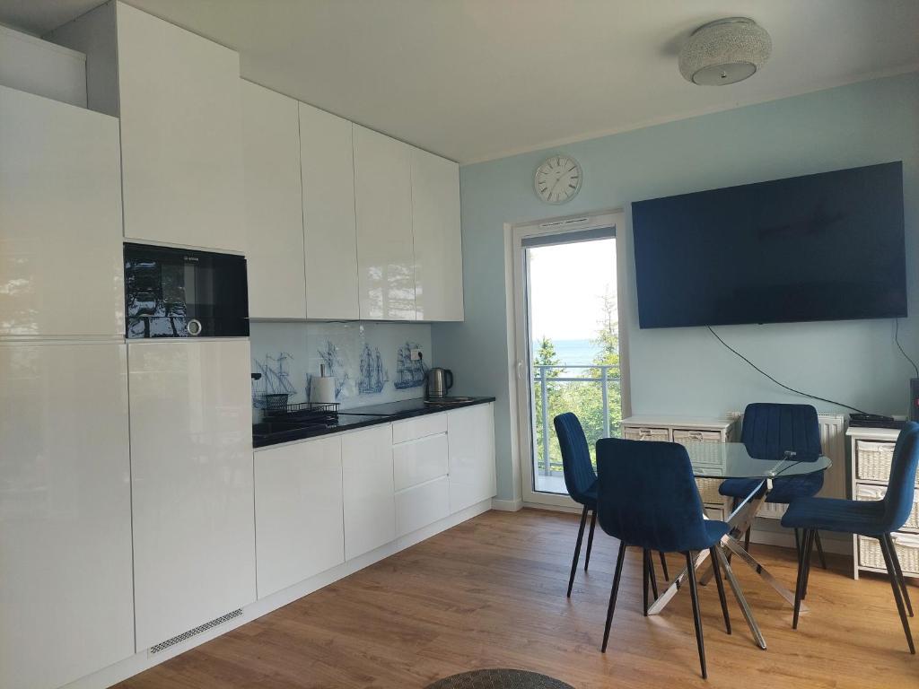 Kuchyňa alebo kuchynka v ubytovaní APARTAMENT BALTICHOFF PREMIUM with Sea View, Basen, Spa, Gym, Sauna, hala sportowa z kortem tenisowym