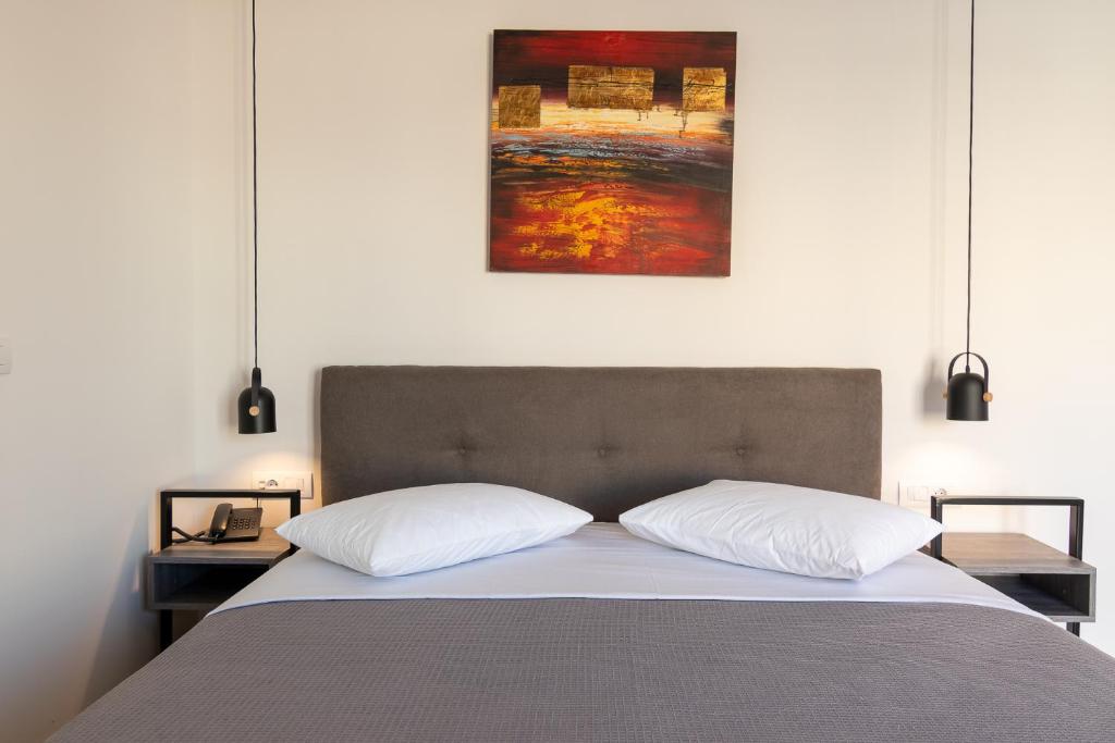 Postel nebo postele na pokoji v ubytování Dunlin Hotel