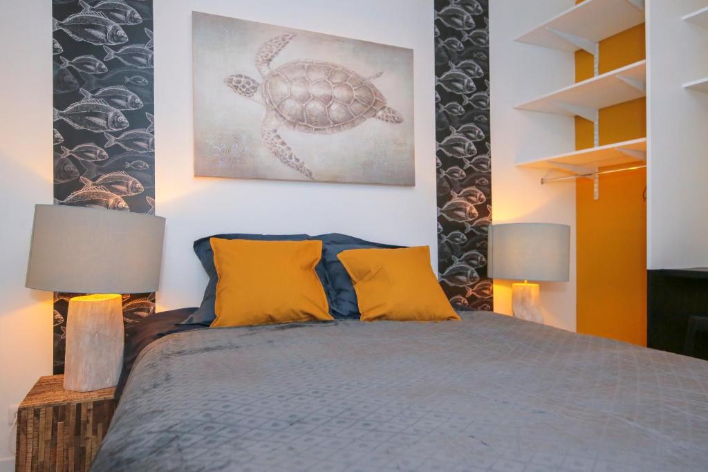 Postel nebo postele na pokoji v ubytování L'Océan, T2 hypercentre chic et cosy, Wifi par SOVALFI