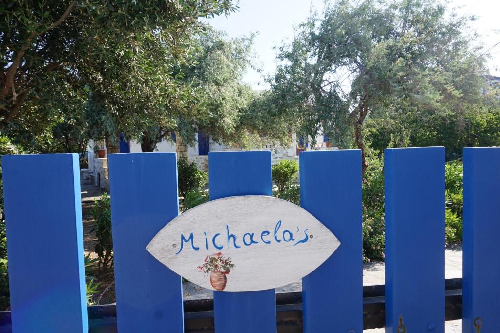 um sinal que lê Michigan Biologia atrás de uma cerca azul em Michaela's em Drios