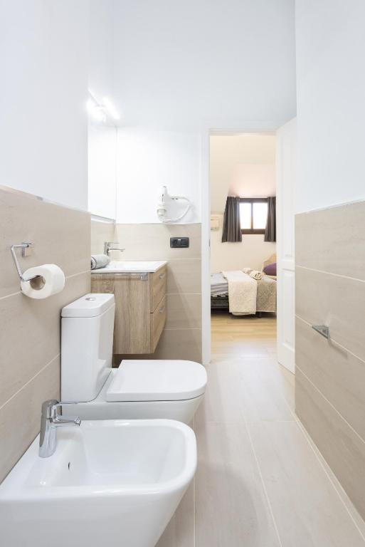 Koupelna v ubytování Exclusive Attic Las Vistas 3 with breathtaking sea view, only 100 m to the sea, heated pool, aircon, wifi