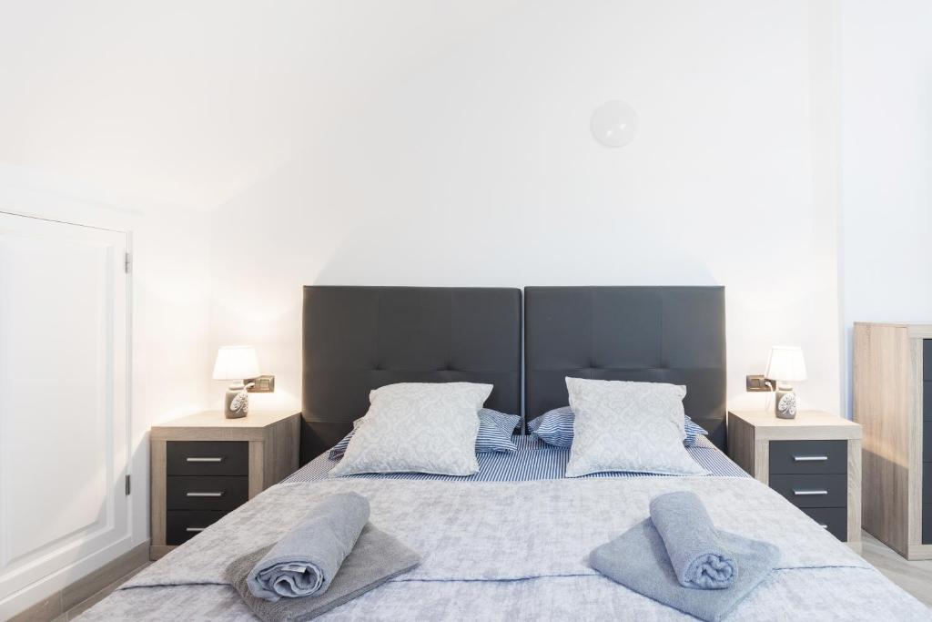 Postel nebo postele na pokoji v ubytování Exclusive Attic Las Vistas 3 with breathtaking sea view, only 100 m to the sea, heated pool, aircon, wifi