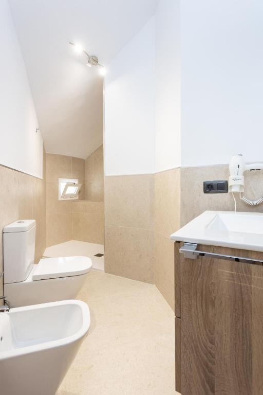 Koupelna v ubytování Exclusive Attic Las Vistas 3 with breathtaking sea view, only 100 m to the sea, heated pool, aircon, wifi