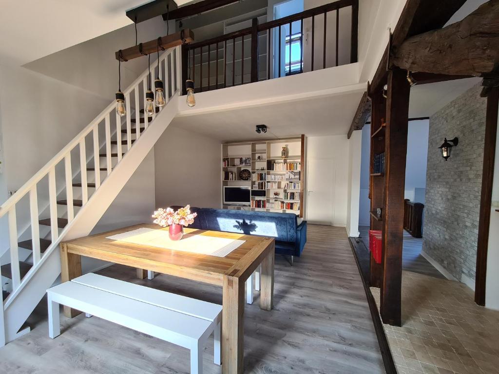 uma sala de estar com uma mesa e uma escada em 20 min de Disneyland - 4 chambres - 30 min Paris em Thorigny-sur-Marne