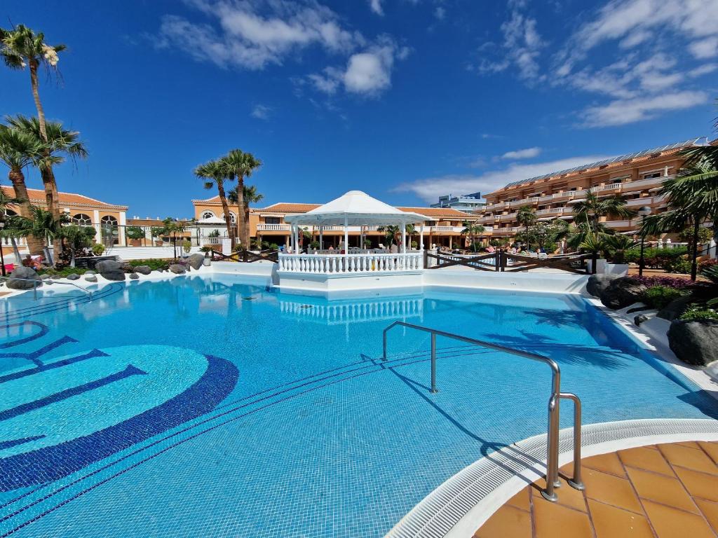 una gran piscina en un complejo en Exclusive Attic Las Vistas 3 with breathtaking sea view, only 100 m to the sea, heated pool, aircon, wifi en Arona