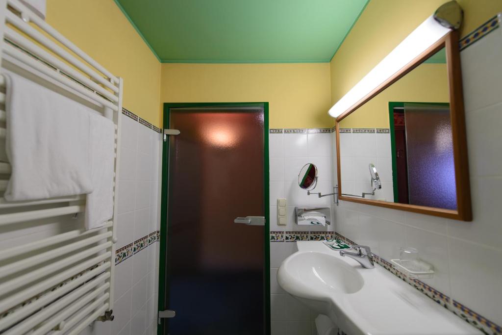 Bilik mandi di Gasthof Hotel Zweimüller