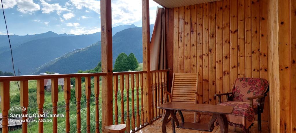 Nespecifikovaný výhled na hory nebo výhled na hory při pohledu z hotelu