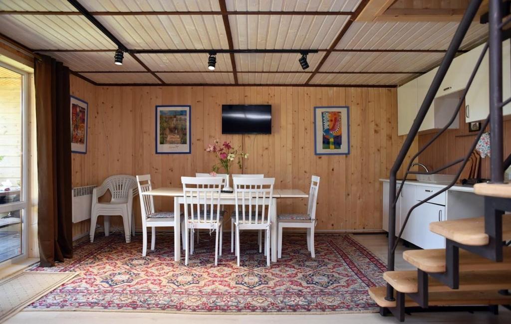 ein Esszimmer mit einem Tisch und Stühlen in der Unterkunft Rimma Шешори з чаном та сауною in Scheschory