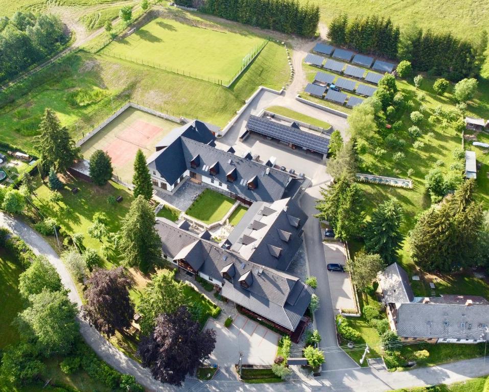 nad głową duży dom z ogródkiem w obiekcie Wellness Hotel Holzberg w mieście Suchá Rudná