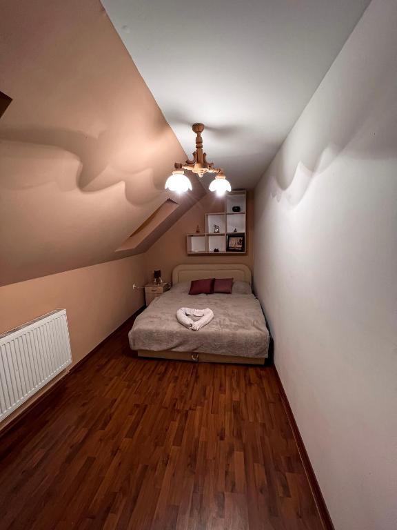 A bed or beds in a room at Tündérerdő