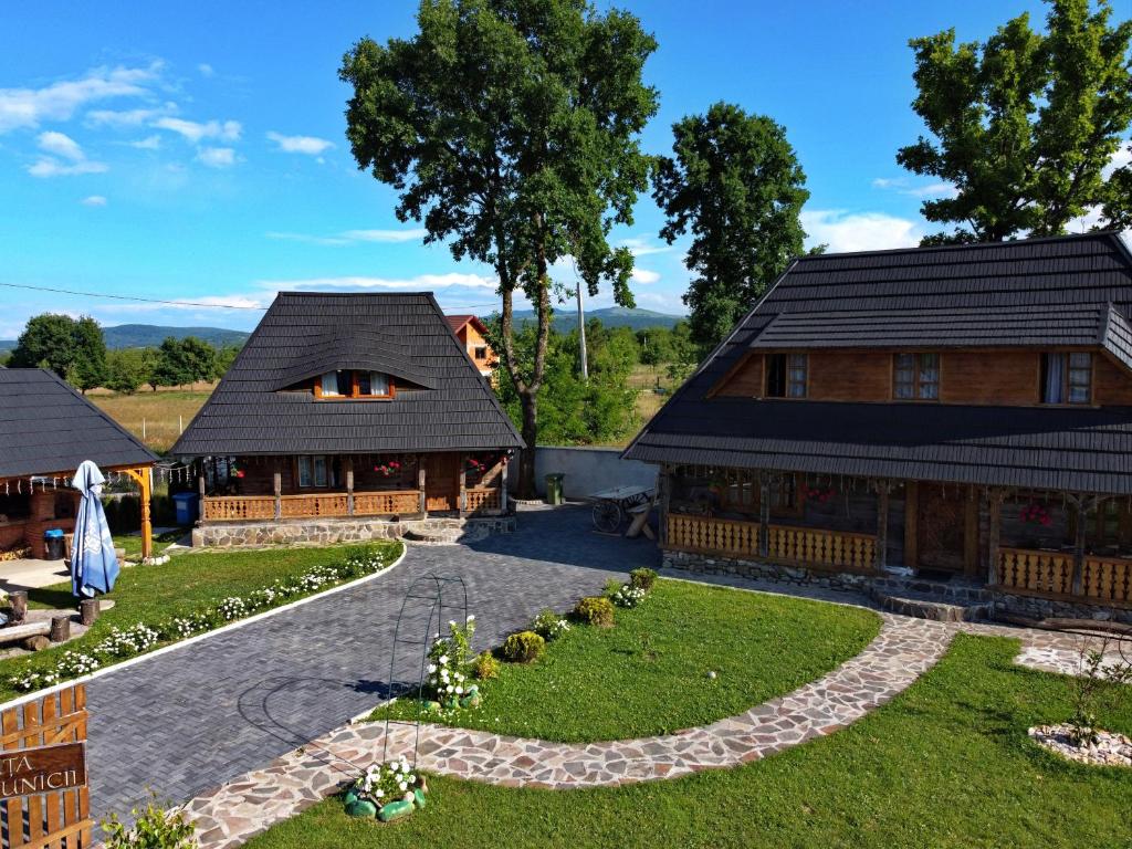 a house with a garden in front of it at Casutele Bunicii in Ocna Şugatag