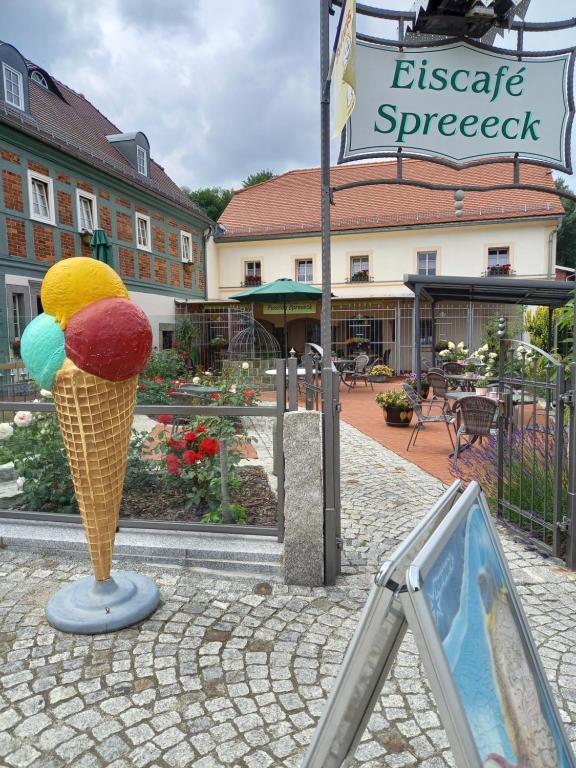 a sculpture of an ice cream cone on a street at Pension Spreeeck in Habrachćicy
