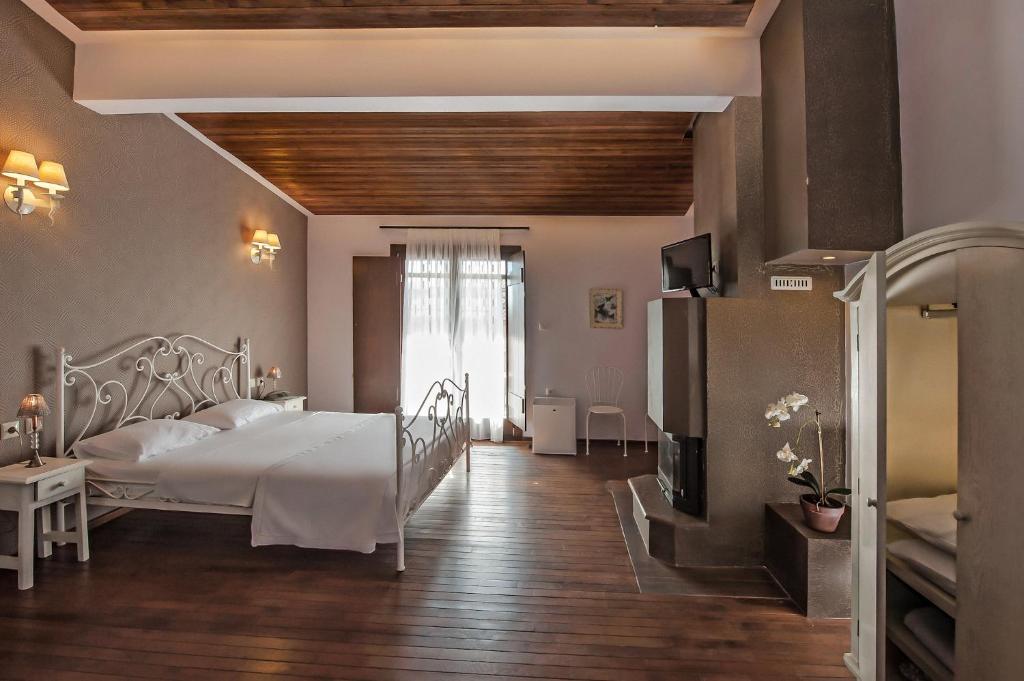 Postel nebo postele na pokoji v ubytování Polys Guest House