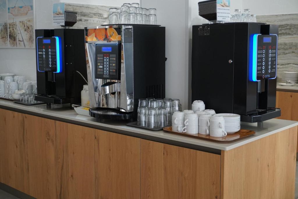 Příslušenství pro přípravu čaje a kávy v ubytování Hotel Ideal Sottomarina