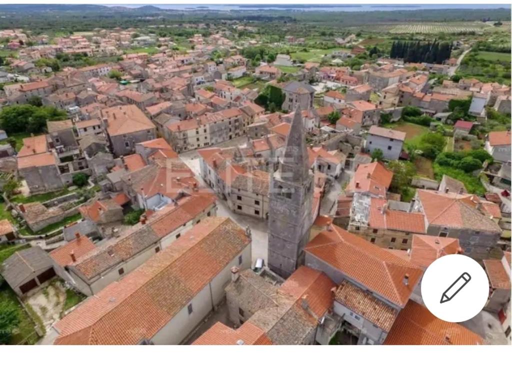 une vue aérienne d'une ville avec des bâtiments dans l'établissement Old istrian house,free parking, à Galižana