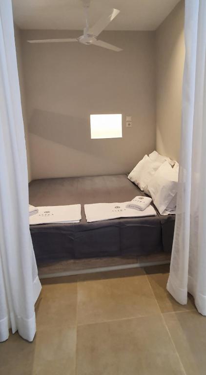 Postel nebo postele na pokoji v ubytování Astra Studios Karpathos Island