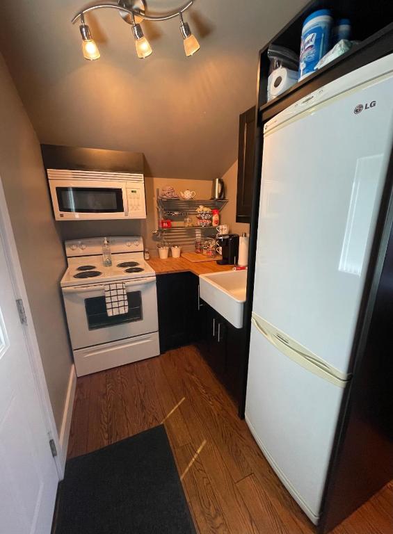 Cucina o angolo cottura di Cozy loft in Upper Gibsons