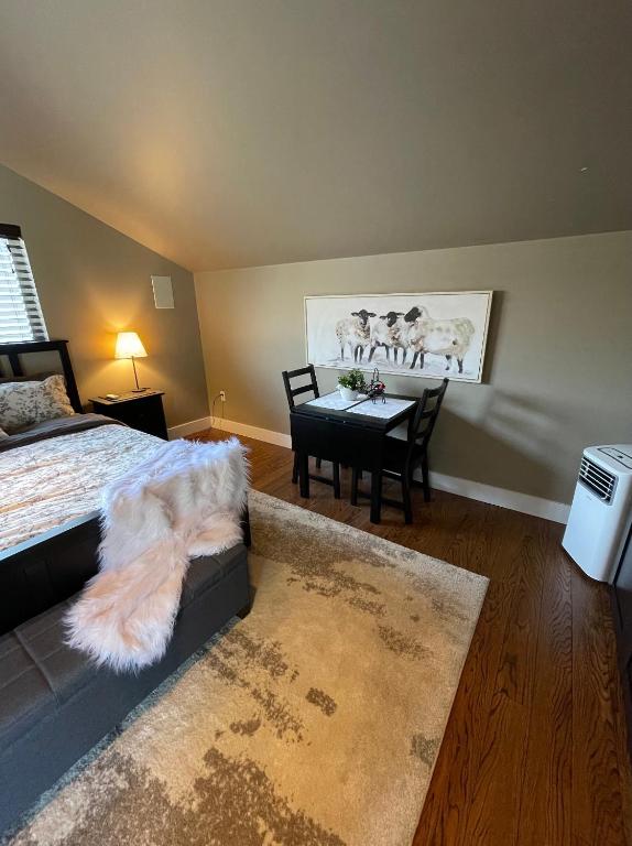 Letto o letti in una camera di Cozy loft in Upper Gibsons