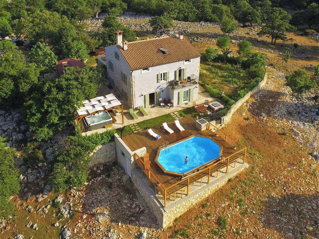 eine Luftansicht eines Hauses mit Pool in der Unterkunft Stone House Rosuja in Ivanje