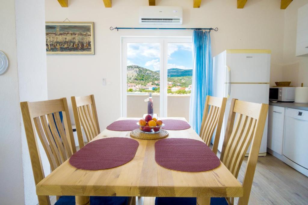 Kuchyňa alebo kuchynka v ubytovaní Two room apartment on the beach-Zoranka