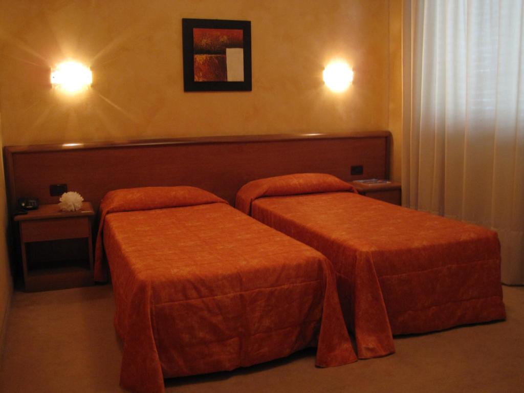 Hotel Italia - Chambre Jumelle Avec Salle De Bain Privée