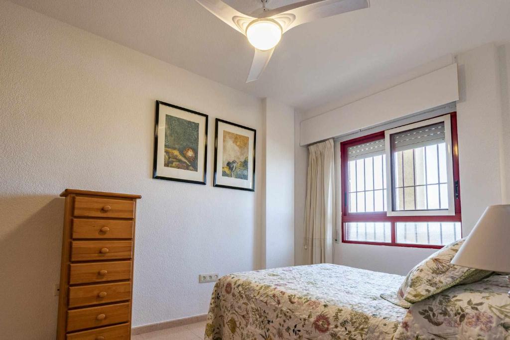 A bed or beds in a room at Colina 1 apartamento parking piscina mar